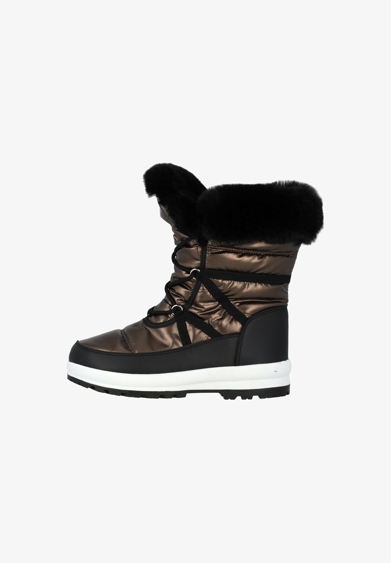 Bota de invierno aislada marrón con un puño de piel sintética negra, parte delantera con cordones y suela de goma blanca con agarre texturizado.