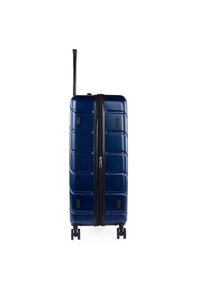 Maleta rígida de color navy con un acabado brillante, estrías verticales, un mango telescópico, cremallera negra y cuatro ruedas para mayor movilidad.