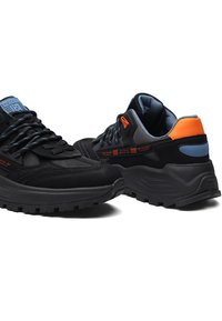 Svarta sportskor med textilmaterial och gummisulor. Har blå och orange detaljer, med förstärkt tåsputs och vadderad krage.