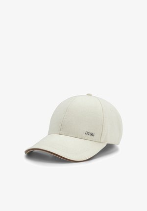 Cappellino da baseball in tessuto beige chiaro con visiera curva e piccolo logo metallico "BOSS" sulla parte anteriore.