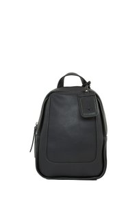 Sac à dos en cuir noir avec un design structuré, une poignée supérieure, des zips sur les côtés et une poche frontale ornée d'une étiquette avec un détail de logo.