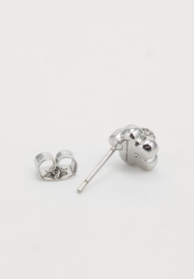 Sølvøreringe med et puffet design og en rhinestone-detalje, forsynet med en clipslukning. Metaloverflade med en poleret finish.