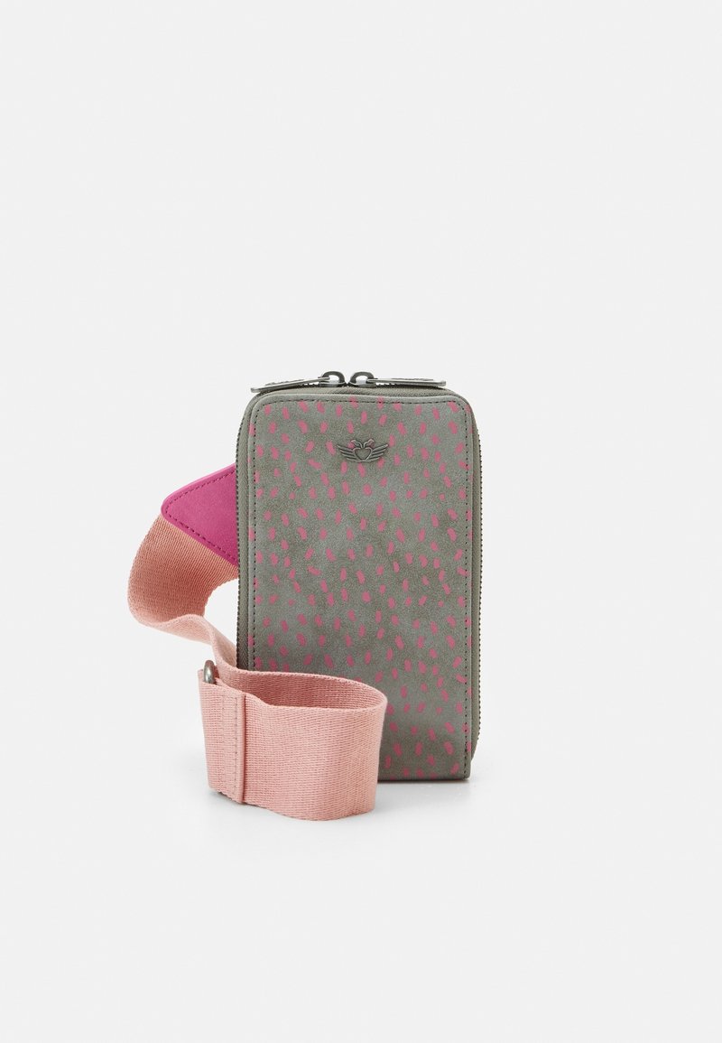 Kompaktowy szary portfel z różowym wzorem w kropki, z zamknięciem na zamek błyskawiczny i różową tkaninową rączką. Gładka faktura z lekko wypukłym logo z przodu.