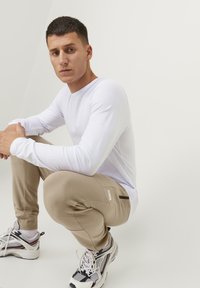 Jack & Jones JPSTWILL AIR PANTS - Pantalones deportivos - crockery