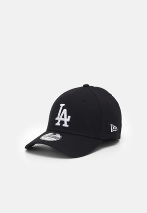 Căciulă de baseball neagră cu un logo brodat alb "LA" pe față, având o margine curbată și o închidere ajustabilă în spate.