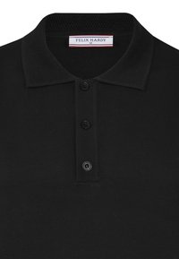 Czarna koszulka polo z teksturowanym kołnierzykiem, trzema guzikami oraz miękką dzianiną. Metka informuje "FELIX HARDY" z informacjami o rozmiarze.