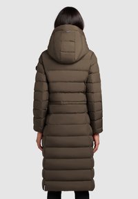 Langer, gepolsterter olivgrüner Mantel mit Kapuze, der eine horizontale Steppkonstruktion, Seitentaschen und ein leicht tailliertes Design aufweist.