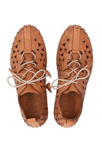 Braune Lederschuhe mit ausgeschnittenen geometrischen Mustern, runder Zehenpartie, Schnürdesign und hellen Schnürsenkeln. Die Innenauskleidung besteht aus glattem Leder.