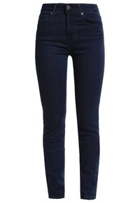 Slim-fit donkerblauwe spijkerbroek met een gladde textuur, vijf zakken, knoopsluiting en minimale stikaccenten.