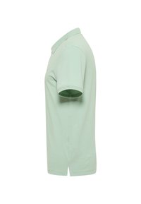 Trumpas rankovėmis polo marškinėliai, pagaminti iš minkštos mėtinės spalvos medvilnės, su klasikinio stiliaus apykakle ir tiesiu kirpimu su šoniniu įpjovimu patogumui.