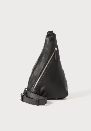 Borsa a tracolla nera in pelle con forma triangolare, dotata di una tasca con zip laterale e una tracolla texture. Finitura liscia con dettagli in metallo argentato.