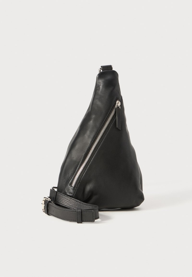Borsa a tracolla nera in pelle con forma triangolare, dotata di una tasca con zip laterale e una tracolla texture. Finitura liscia con dettagli in metallo argentato.