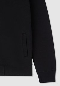 Felpa nera con una texture liscia, caratterizzata da un orlo e polsini a coste. Include una tasca laterale e dettagli di cucitura sottili.