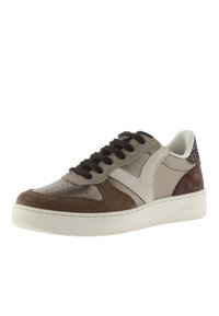 Brun och beige sneakers med mörkbruna snören, texturerad sidopanel och vit sula på vit bakgrund.