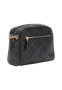 Bolso negro acolchado con una correa de cadena dorada, cierre superior con cremallera y bolsillo frontal, que presenta patrones de logotipos en relieve y un acabado de cuero texturizado.
