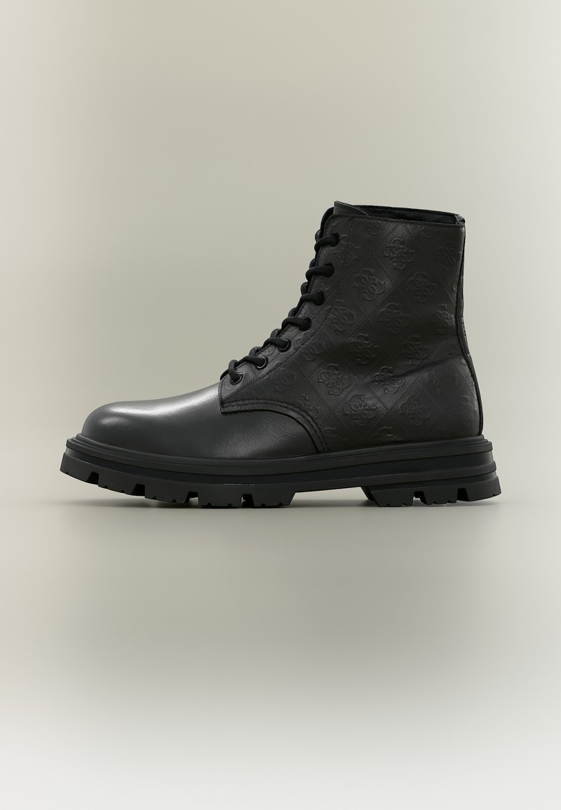 Schwarzer Leder-Schnürstiefel im Militärstil mit gemustertem Obermaterial, dicker Sohle und abgerundeter Spitze, von der rechten Seite auf hellem Hintergrund gezeigt.