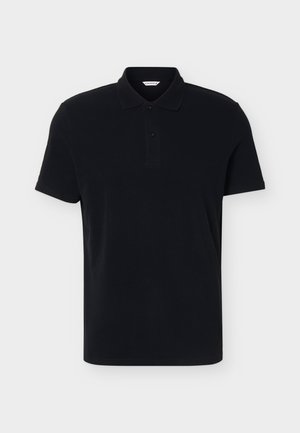 Svart kortermet poloshirt med to-knapps knepping og myk krage, vist på en enkel lys grå bakgrunn.