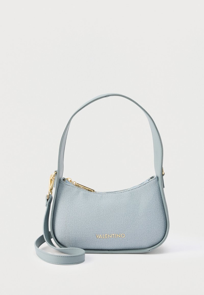 Φωτεινή γαλάζια γυναικεία τσάντα Valentino με χρυστό φερμουάρ, χρυσό λογότυπο, κοντό χερούλι και αποσπώμενο μακρύ λουράκι σε λευκό φόντο.