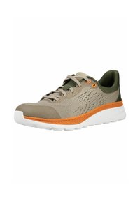 Chaussure de sport marron clair et verte avec des accents orange, semelle blanche, lacets, dessus en mesh respirant, vue en angle vers la gauche.