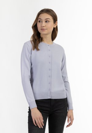 Cardigan de culoare mov deschis, realizat dintr-un material tricotat moale, cu guler rotund, mâneci lungi și închidere cu nasturi pe față.