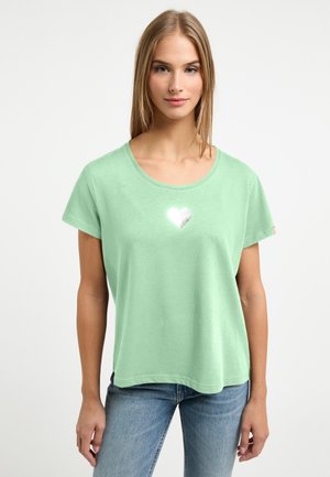 Muntgroene T-shirt met korte mouwen, een ronde halslijn en een zilveren hartaccent op de borst. Zachte stof, relaxed fit, casual ontwerp.