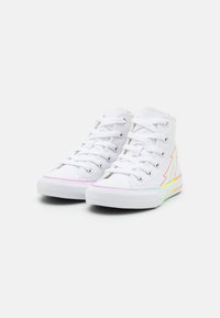 Weiße High-Top-Sneaker mit leuchtendem, farbenfrohem Blitzdesign auf den Seiten, aus Baumwollstoff und mit Gummisohlen.