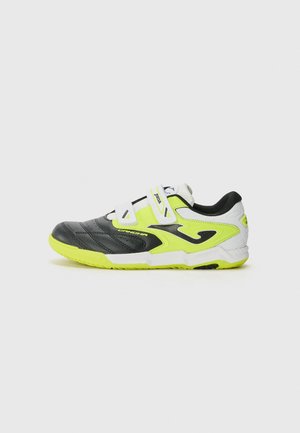 Sapatilha desportiva preta e amarelo néon com parte superior texturizada, tiras de velcro e sola resistente. Apresenta um design elegante e acentos reforçados.