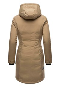 Parka beige con cappuccio, caratterizzata da una texture liscia, maniche lunghe e un orlo leggermente svasato. Include dettagli neri e un particolare di branding.