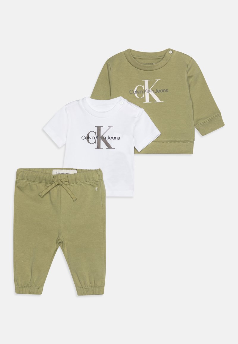 Conjunto de bebê de três peças inclui uma camisa branca de mangas curtas com um logótipo cinza, uma blusa verde de mangas longas e calças verdes com cintura elástica.