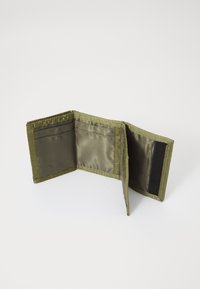 Portefeuille en tissu vert olive avec plusieurs compartiments, intérieur en satin lisse, accents de couture et fermeture velcro d'un côté.