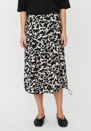 Zwart-witte plissérok met een bladpatroon, gemaakt van lichtgewicht stof, voorzien van een aantrekkoord aan de zoom en zijzakken.