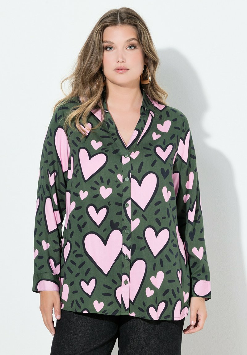 Groene overhemd met knopen, voorzien van een roze hartpatroon met zwarte accenten, lange mouwen en een relaxte pasvorm.