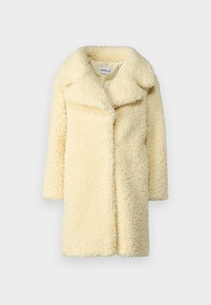 Cappotto in shearling di colore crema con ampio colletto, maniche lunghe e vestibilità morbida. Presenta una texture soffice e nessuna chiusura visibile.
