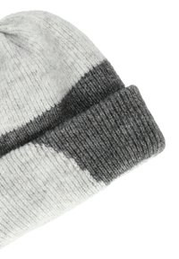 Grå og hvid strikket beanie med en tyk foldet kant, prydet med et vertikalt stribet mønster og blød tekstur.
