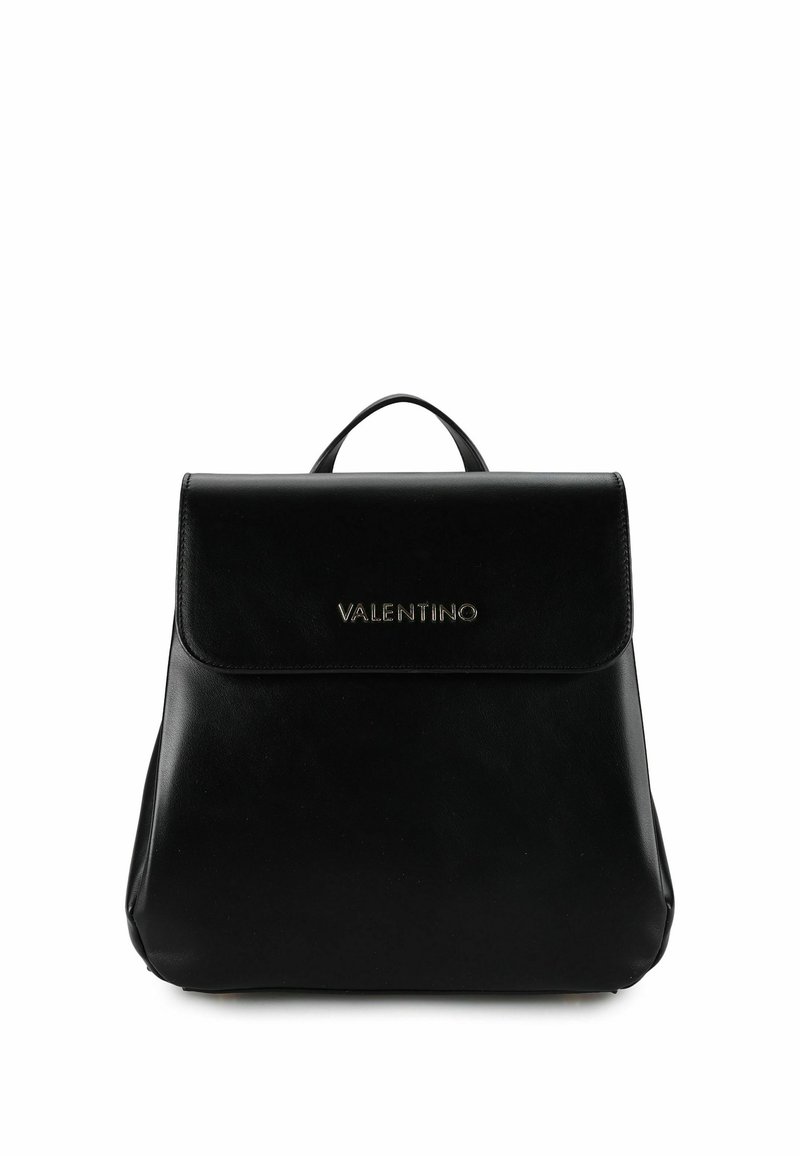 Zaino in pelle nera con design strutturato, dotato di manico superiore e patta frontale. Dettaglio logo dorato al centro della patta.