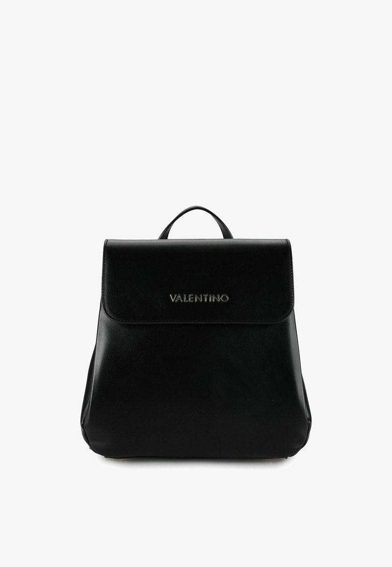 Zaino in pelle nera con design strutturato, dotato di manico superiore e patta frontale. Dettaglio logo dorato al centro della patta.