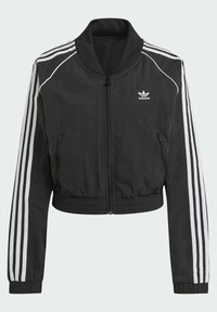 Giacca bomber nera corta con design a tre strisce bianche sulle maniche, dotata di chiusura a zip e polsini ed orlo elasticizzati.