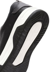 Sneaker nera con tomaia testurizzata, suola bianca imbottita e suola con motivo e scanalature profonde per migliorare la trazione.