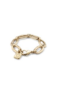 Pulsera en tono dorado con un diseño de eslabones alargados. Presenta un acabado texturizado y un cierre con un charm rectangular grabado "UNO de 50."