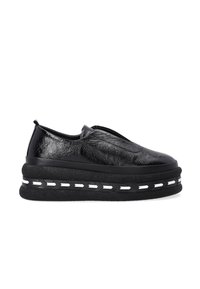 Schwarze Slipper aus glänzendem Material mit dicker Plattformsohle, die eine strukturierte Oberfläche und weiße diagonale Steppnähte aufweist.