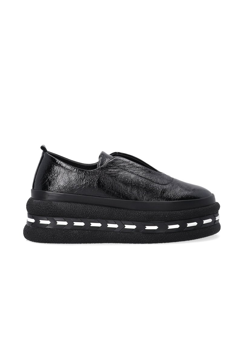 Schwarze Slipper aus glänzendem Material mit dicker Plattformsohle, die eine strukturierte Oberfläche und weiße diagonale Steppnähte aufweist.