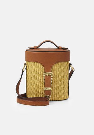 Petit sac à main rectangulaire en paille tissée avec dessus en cuir marron, poignée, bandoulière et boucle décorative dorée sur le devant.