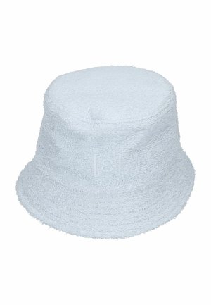 Himmelblaues Frottee-Bucket-Hat mit weicher Textur, abgerundetem Oberteil und breiter, leicht abfallender Krempe. Verfügt über ein dezentes Logo an der Seite.
