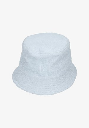 Himmelblaues Frottee-Bucket-Hat mit weicher Textur, abgerundetem Oberteil und breiter, leicht abfallender Krempe. Verfügt über ein dezentes Logo an der Seite.