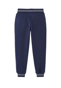 Marineblaue Sweatpants aus weichem Material, mit einem gerippten Bund mit weißen und grauen Streifen und elastischen Bündchen an den Knöcheln.