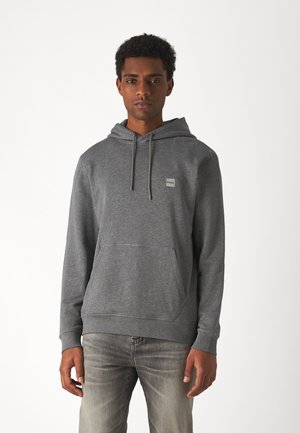 Grå hoodie i mjukt tyg med en kenguruficka, justerbar dragsko på huvan och en liten logotyp på bröstet.