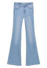 Jean évasé bleu clair en denim, doté d'une fermeture par boutons, de poches arrière, et d'un léger effet délavé sur les cuisses pour la texture.