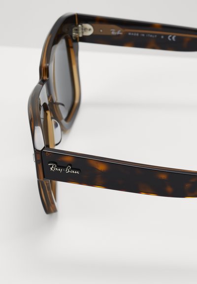 Слънчеви очила Ray-Ban с черупчеста текстура и тъмни лещи. Дебела правоъгълна рамка, лъскаво покритие и сребристо оборудване на пантата.
