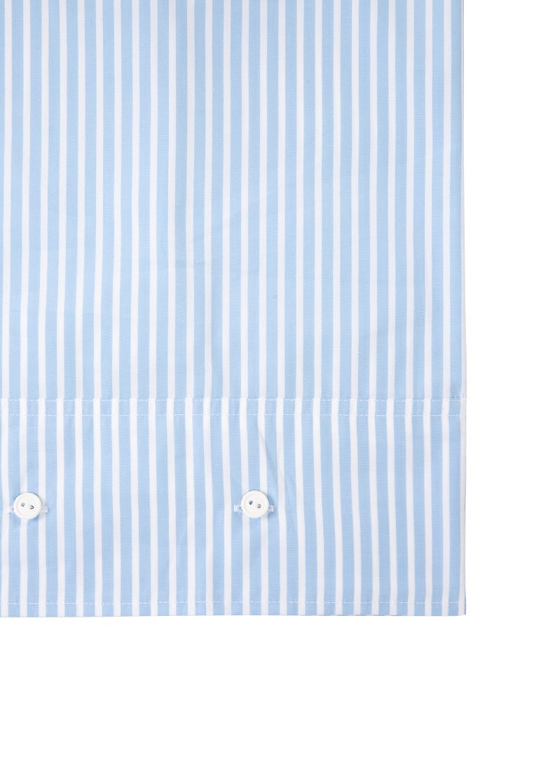 Jasnoniebieska i biała materiał w paski o gładkiej teksturze; zawiera dwa białe guziki na dole. Projekt jest czysty i symetryczny.