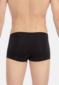 Zwarte boxershorts voor mannen van een gladde stof, met een eenvoudig ontwerp, een elastische tailleband en een strakke pasvorm.